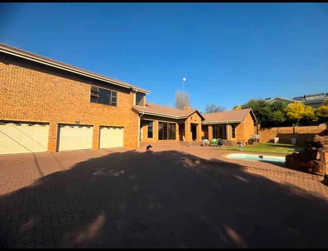 4 BEDROOM HOUSE FOR SALE IN CLUBVILLE